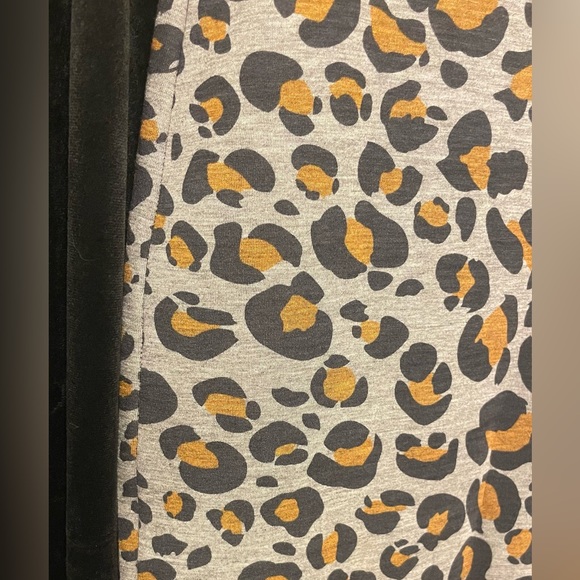 H&M 2-Piece Leopard Crop Midi SKIRT SET in GREAT condition. Size Medium - Picture 7 of 8